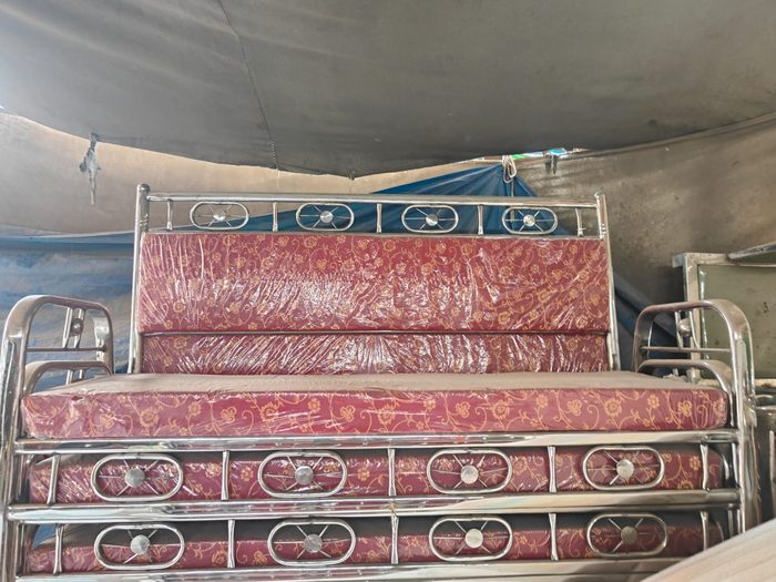 Steel frame sofa, photo 1