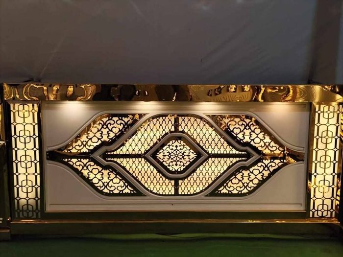 Gold mirror counters with lit jali, photo 2