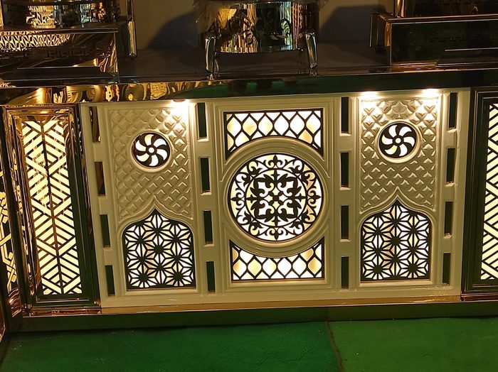 Gold mirror counters with lit jali, photo 1